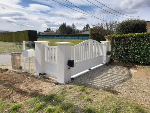 Portail battant équipé d'un mécanisme de portail Virgo de chez BFT installé par la société Tld - Travaux Lyonnais