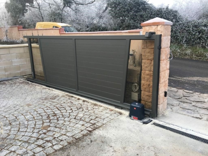Mise en place d'un portail électrique coulissant avec un moteur BFT modèle Deimos Ultra installé par Tld - Travaux Lyonnais